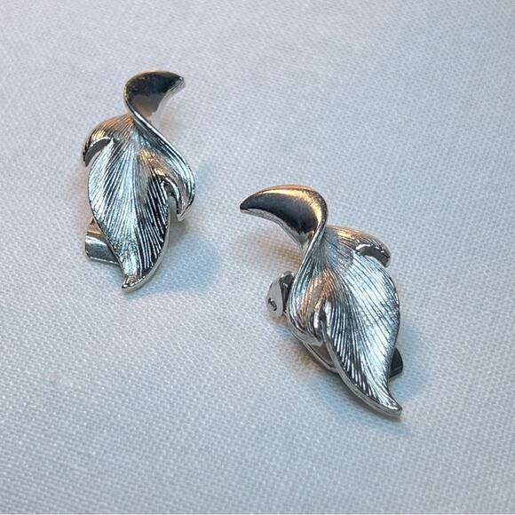 JUDY LEE VINTAGE 1950 MID CENTURY FAUX SILVER CURVY LEAF CLIP ON EARRINGS - Picture 11 of 11